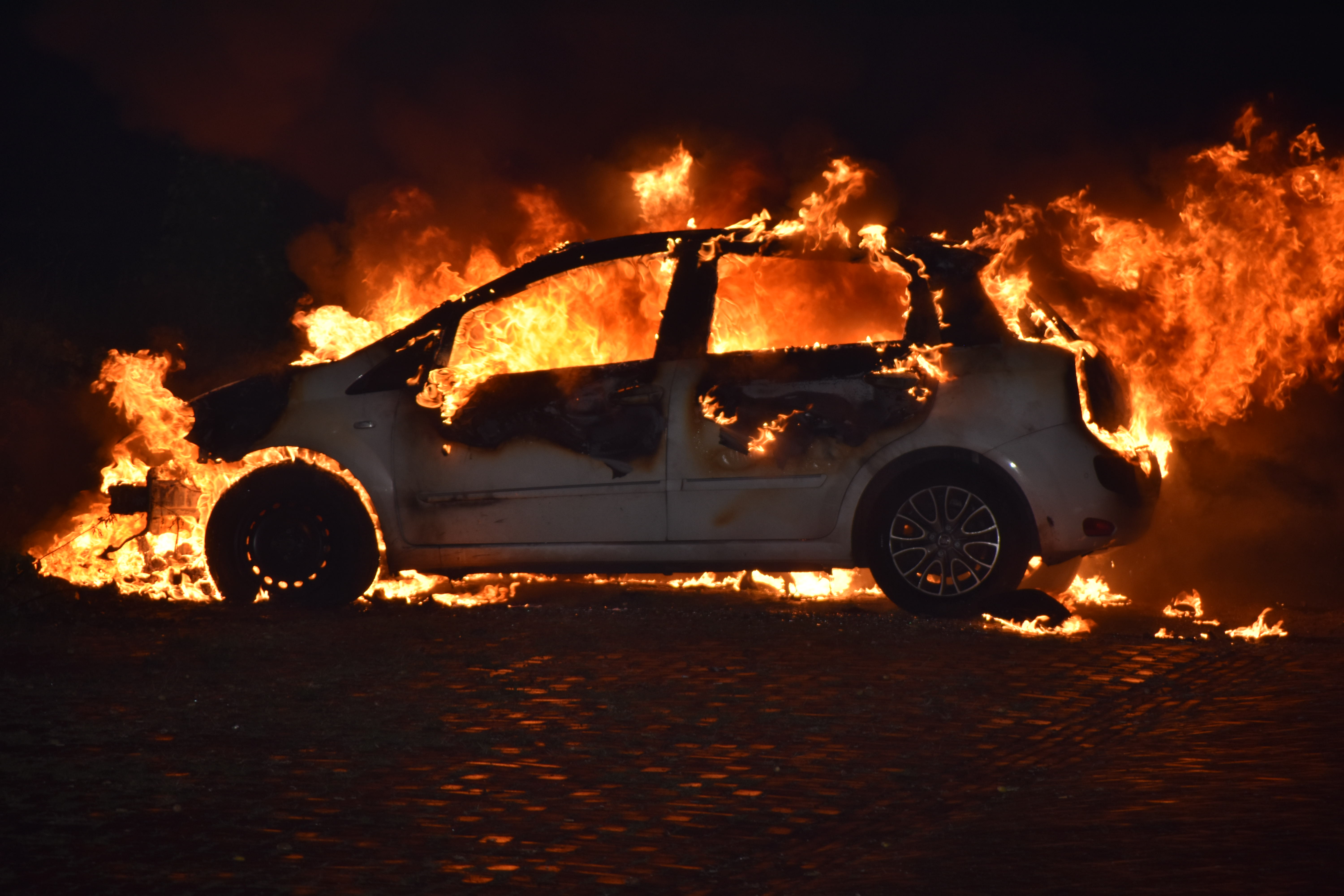 Voor tweede keer auto door brand verwoest