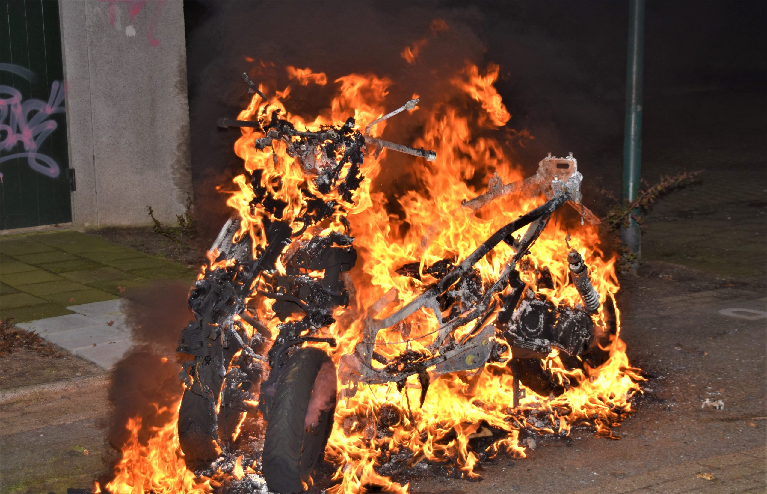 Driewielige motorscooter uitgebrand