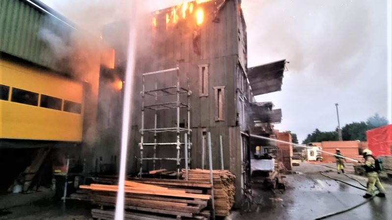 Brandweer Soesterberg voert water aan bij containerbrand