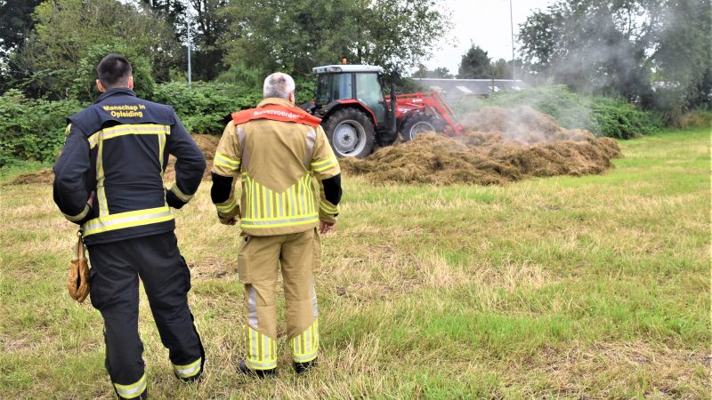 Brandweer roept hulp in van kraan bij hooibroei