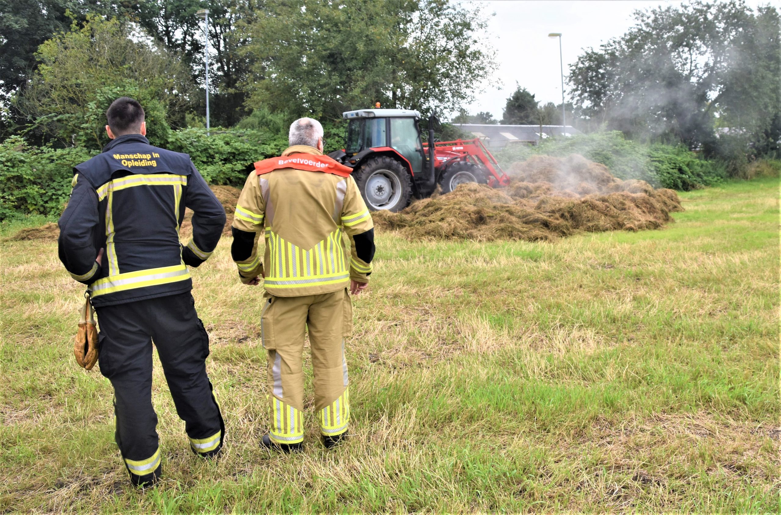Brandweer roept hulp in van kraan bij hooibroei