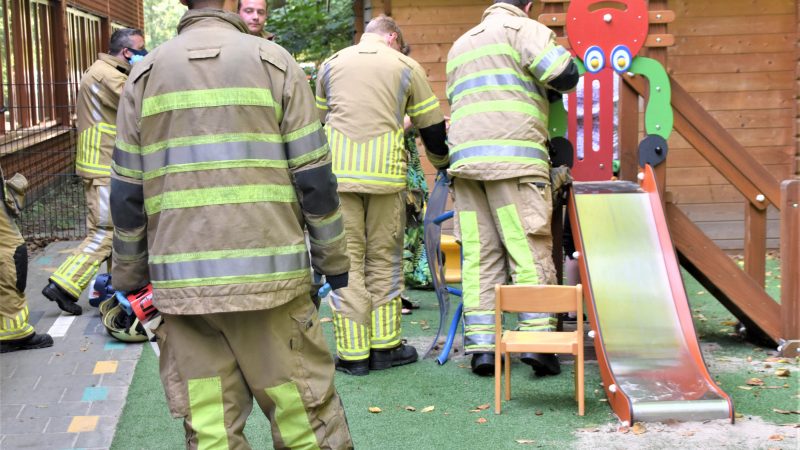 Brandweer bevrijdt kind uit speeltoestel