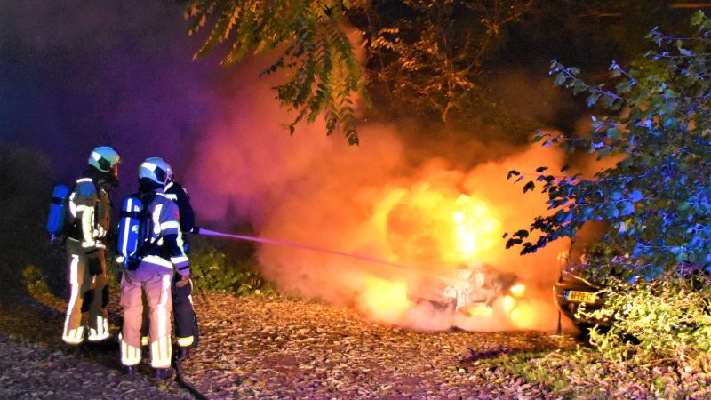 Auto op Weegbreestraat door brand verwoest