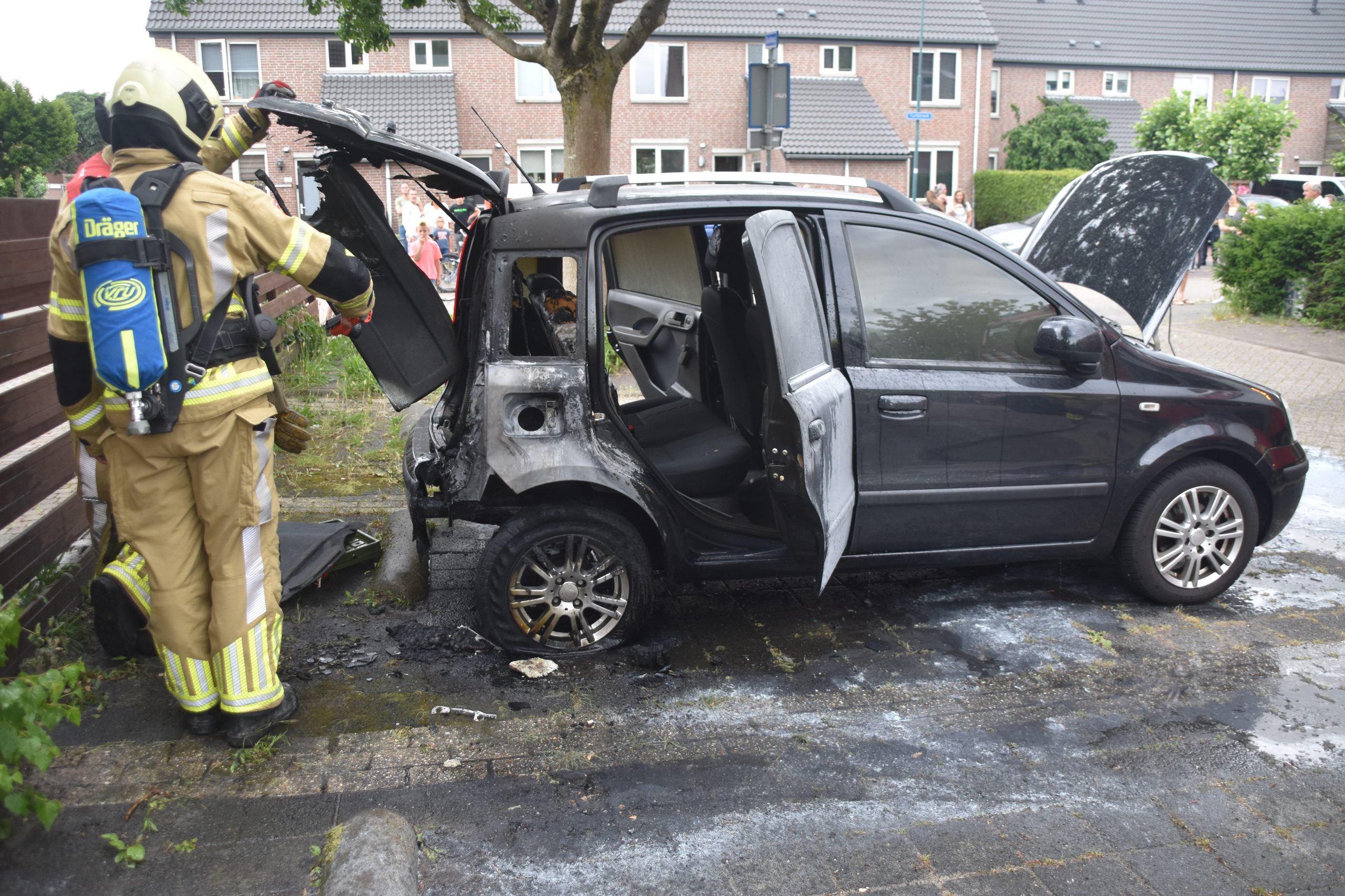 Onbekende oorzaak autobrand in Soest