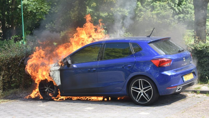 Geparkeerde auto uitgebrand