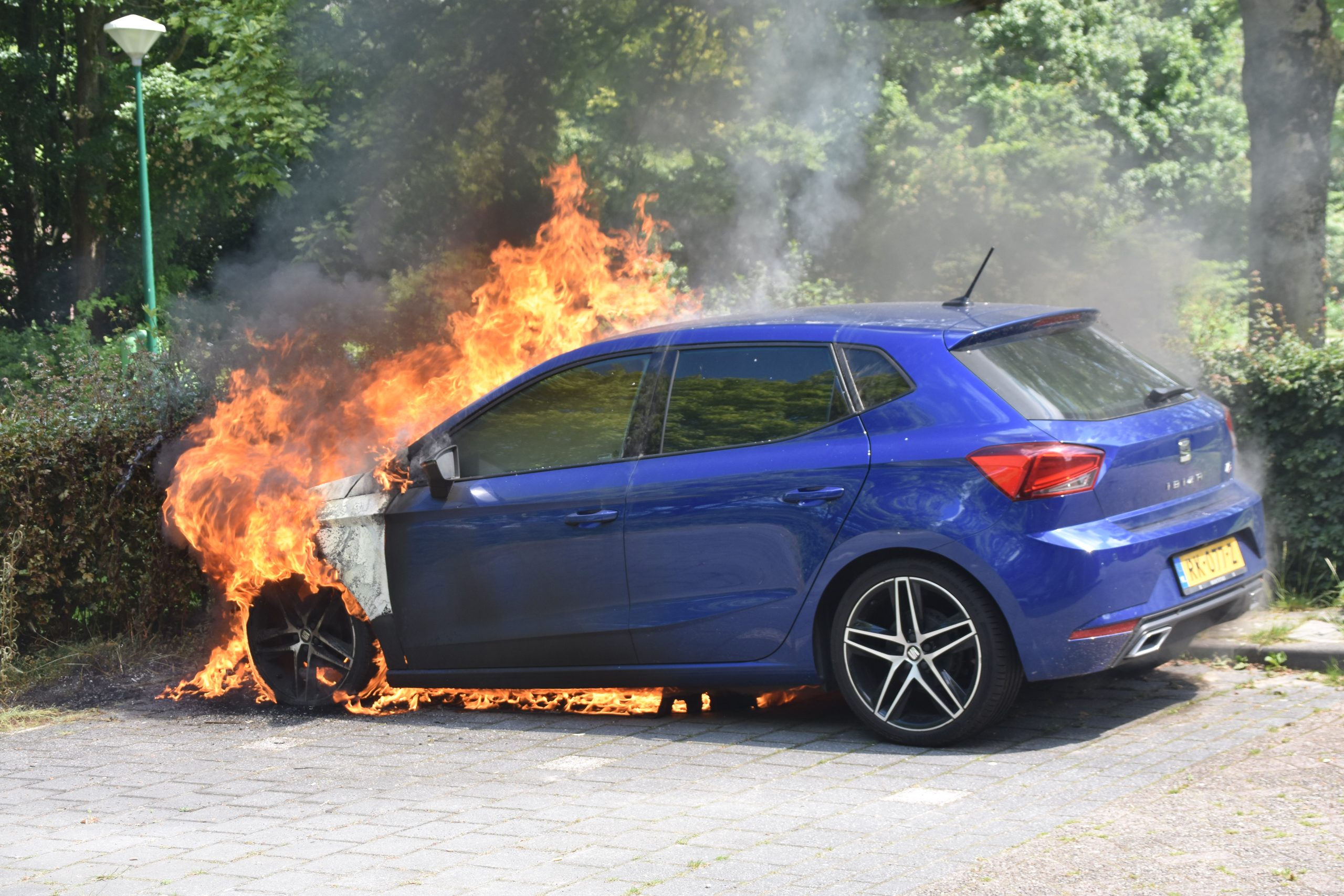 Geparkeerde auto uitgebrand