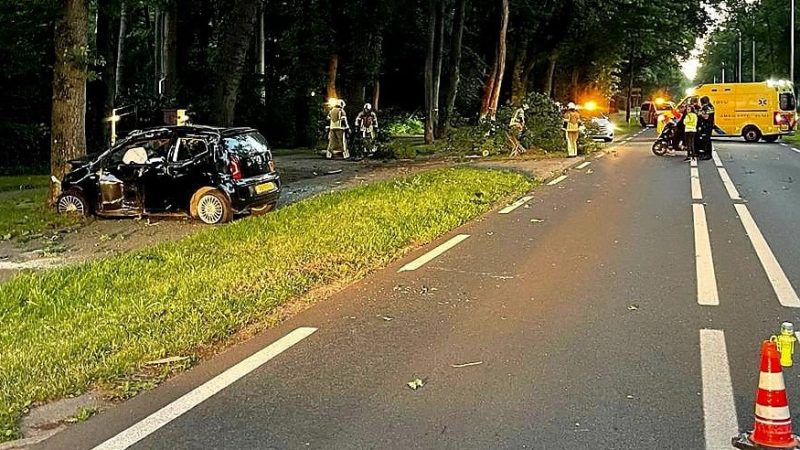 Auto raakt drie bomen, bestuurder gewond