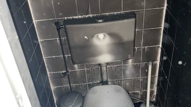 Brand in toilet fysio zet niet door