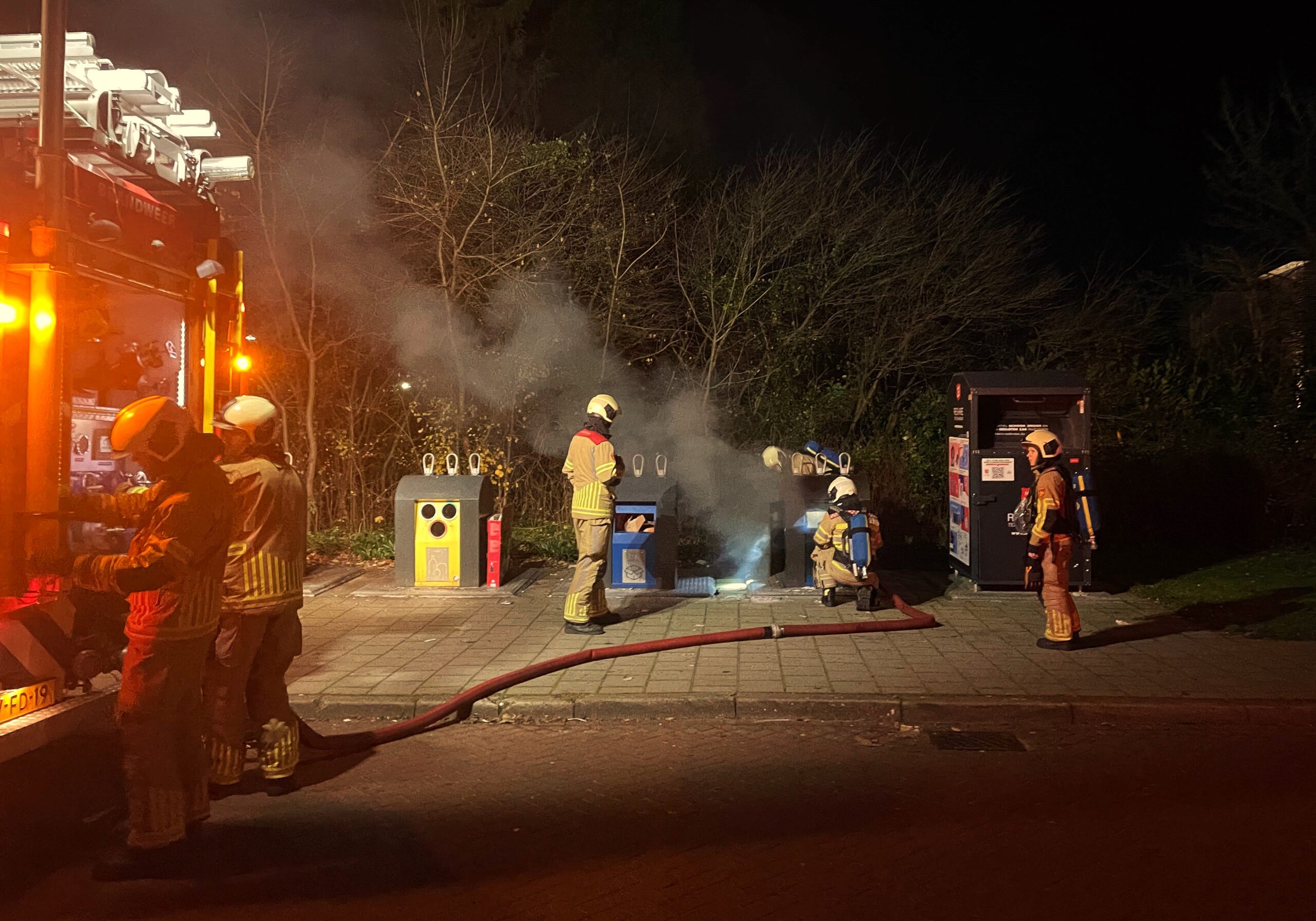 Inhoud papiercontainer in brand