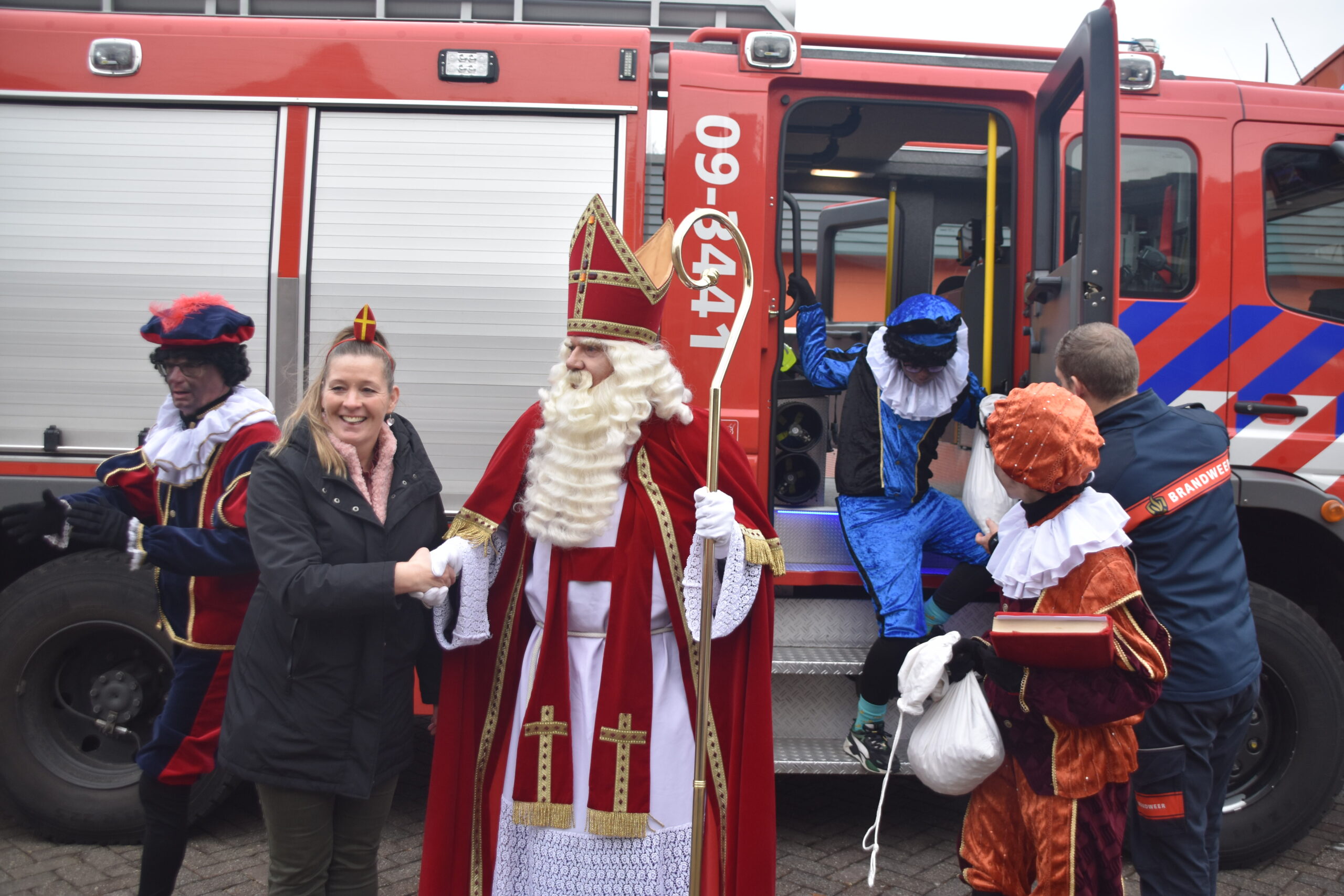 Sinterklaas bezoekt brandweerkinderen