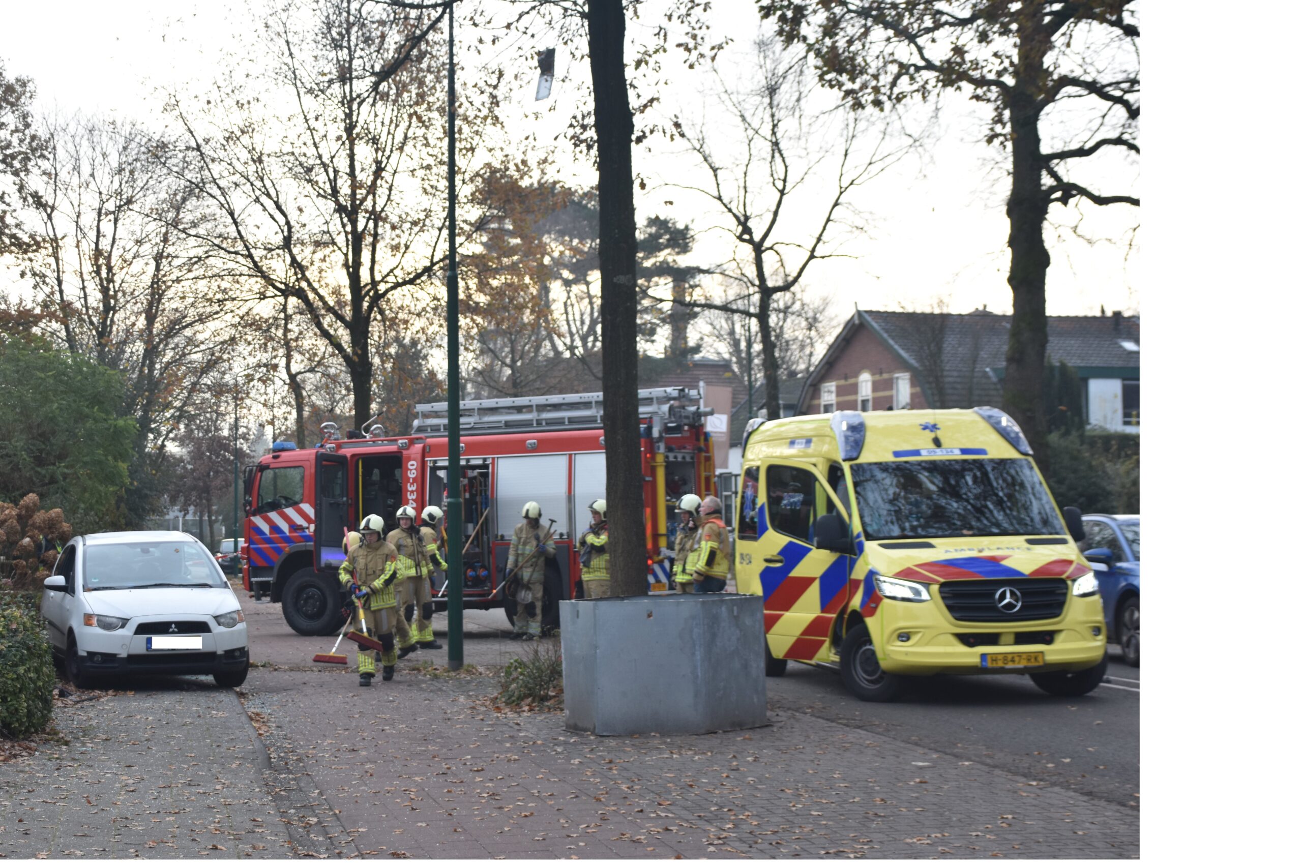 Bestuurder na crash door brandweer uit auto gehaald
