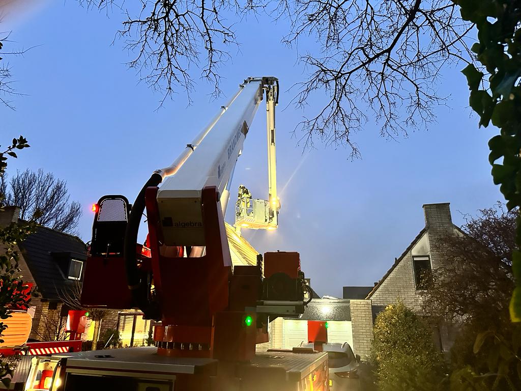 Brandweer blokkeert weg door schoorsteenbrand