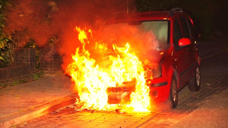 Geparkeerde auto door brand verwoest