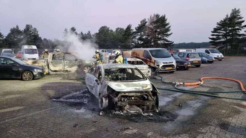 Vijf auto’s uitgebrand op defensieterrein