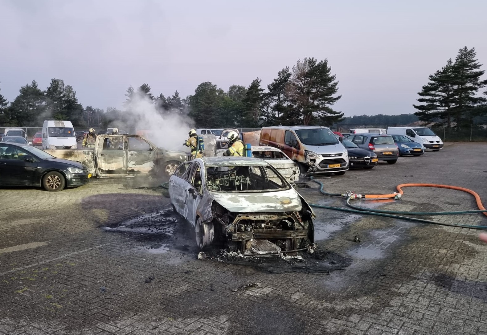 Vijf auto’s uitgebrand op defensieterrein