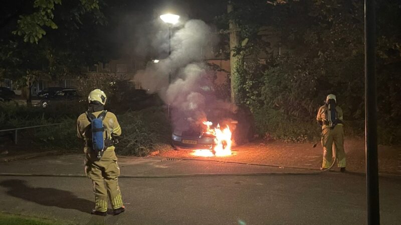 Geparkeerde auto total-loss door brand