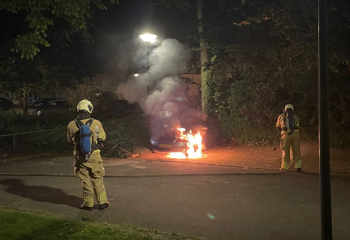 Geparkeerde auto total-loss door brand