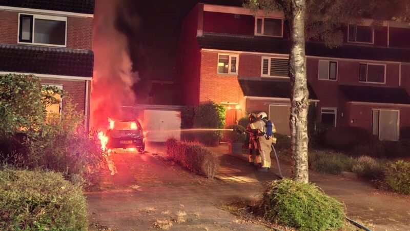 Auto van vakantiegangers uitgebrand