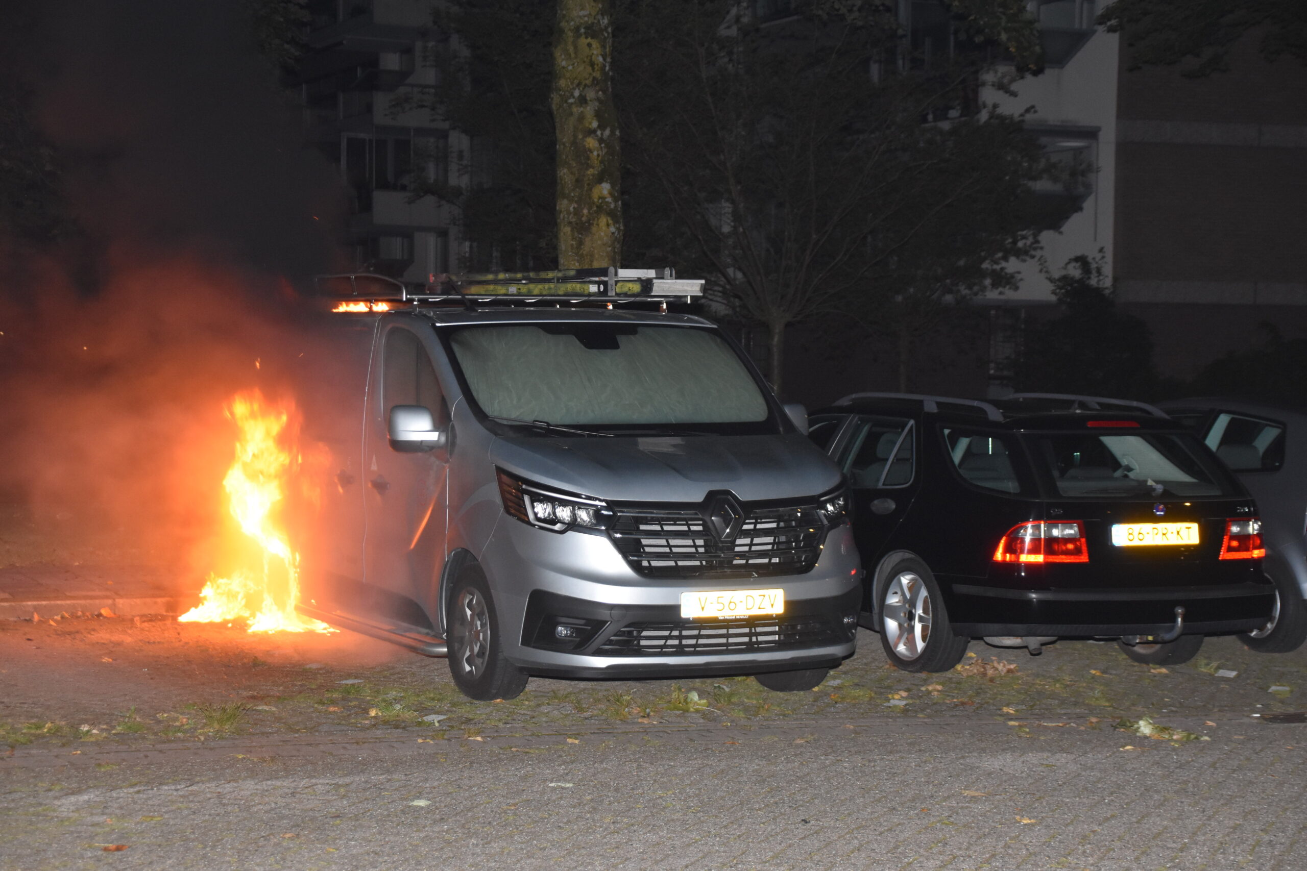 Vermoeden van brandstichting in bedrijfsauto