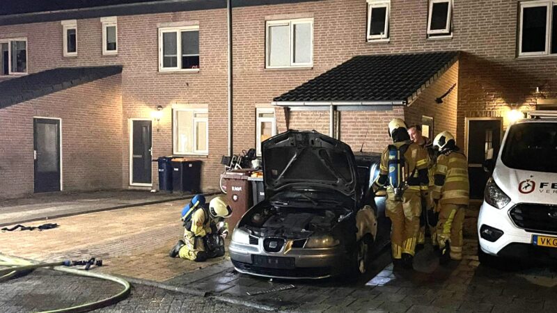 Bewoner slaapt door commotie autobrand heen