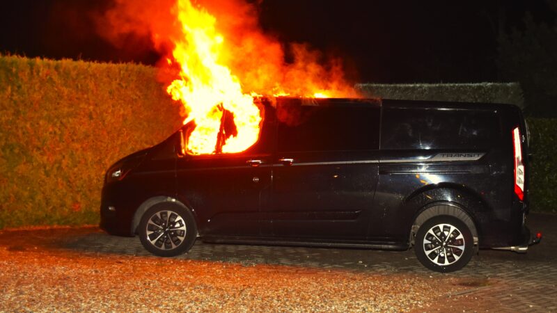 Cabine van bestelauto uitgebrand