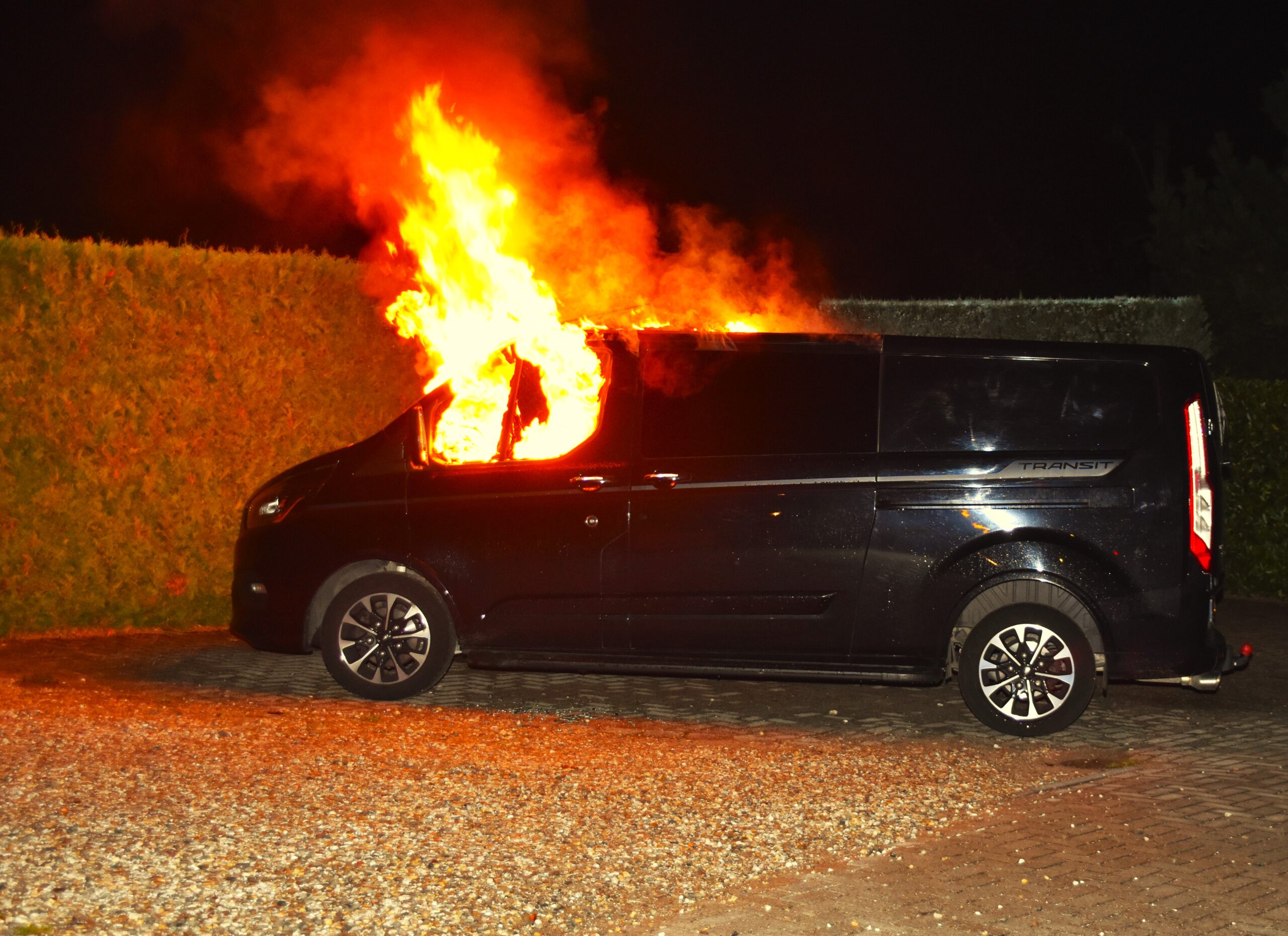 Cabine van bestelauto uitgebrand