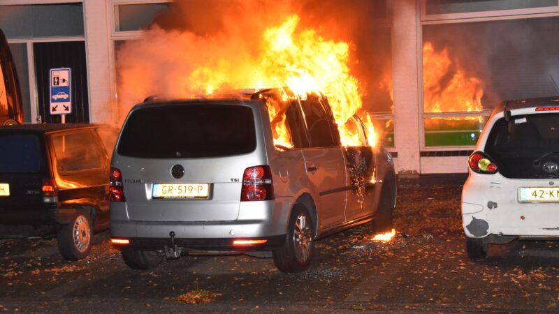 Weer nachtelijke autobrand