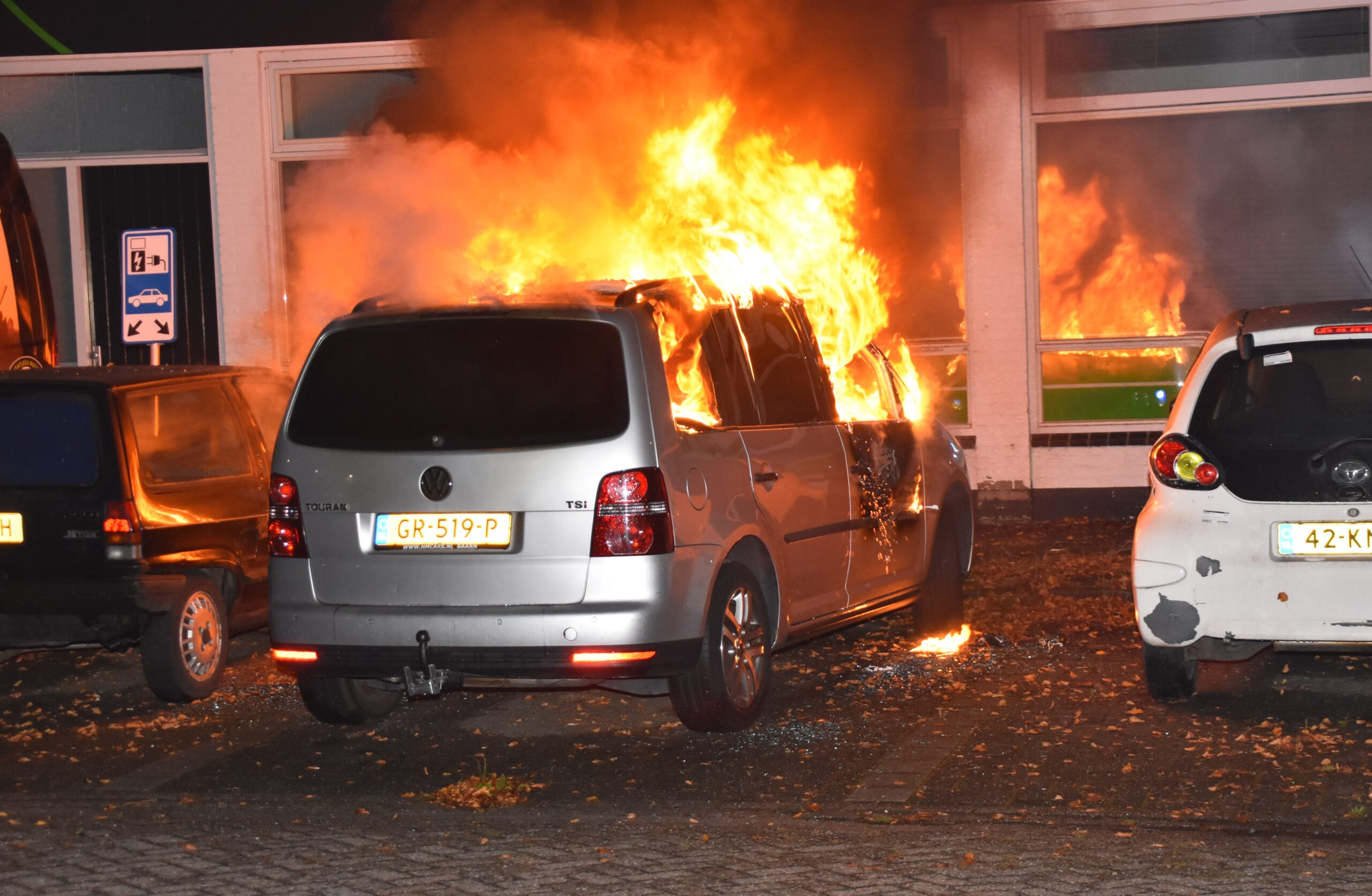 Weer nachtelijke autobrand