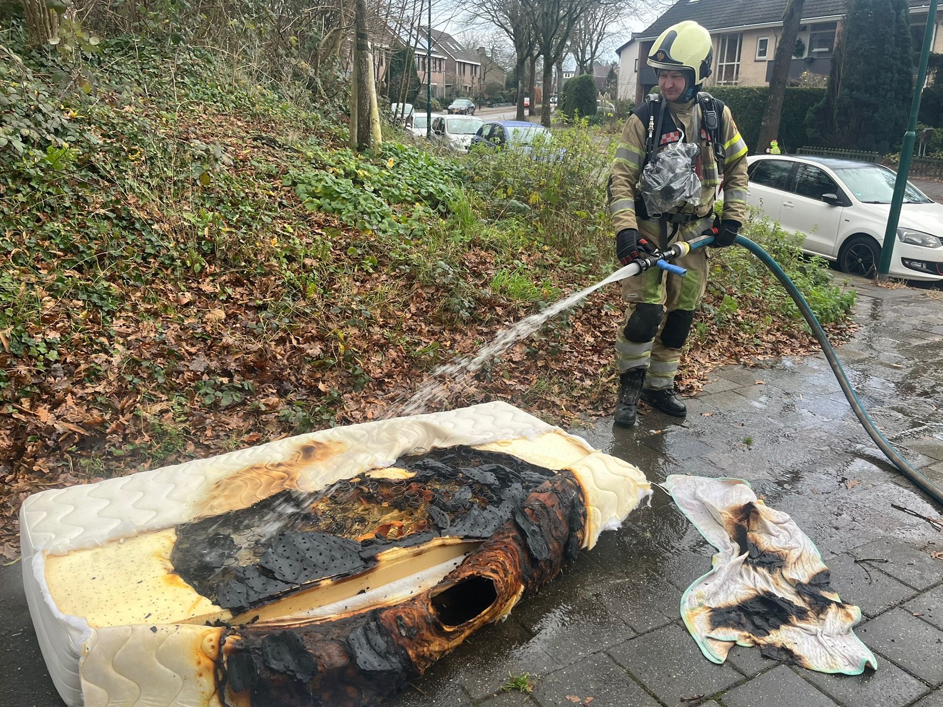 Matras in brand door elektrische deken