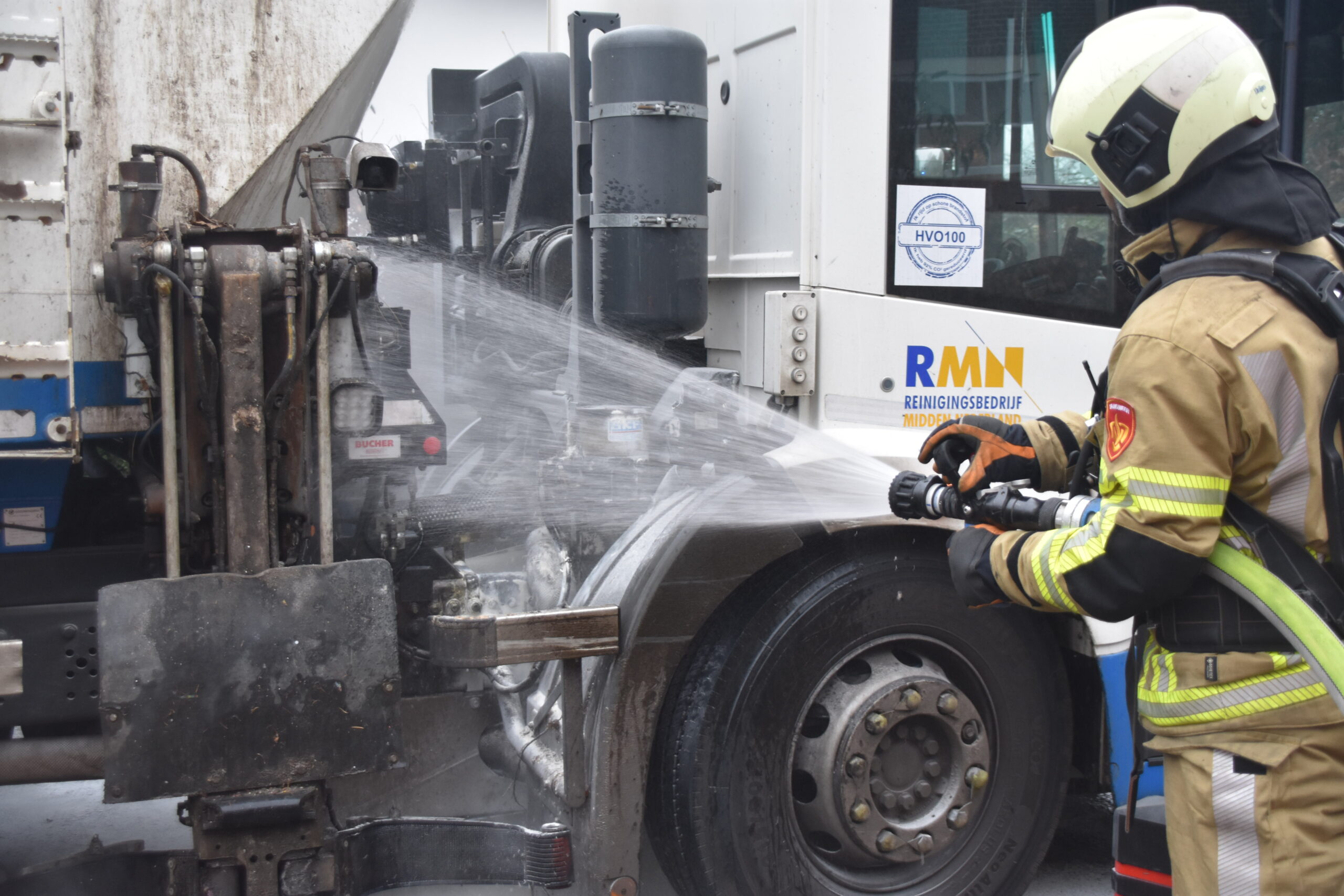 Vuilnisauto in brand achter Oude Kerk