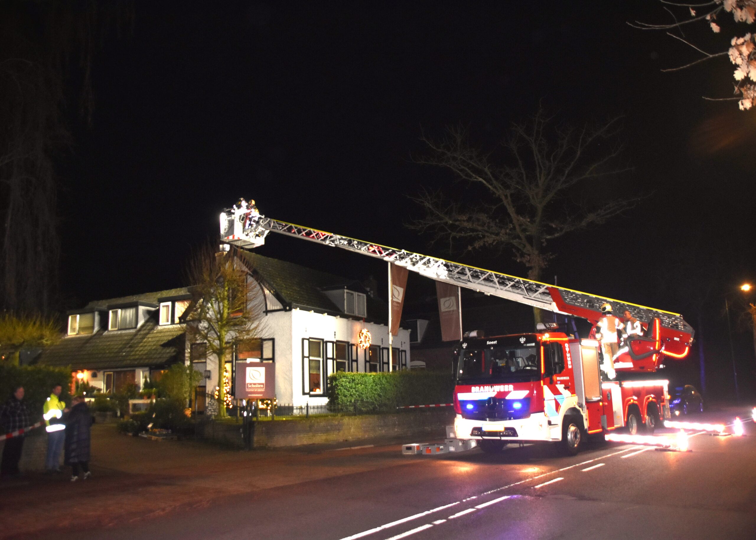 Schoorsteenbrand zet straat blauw