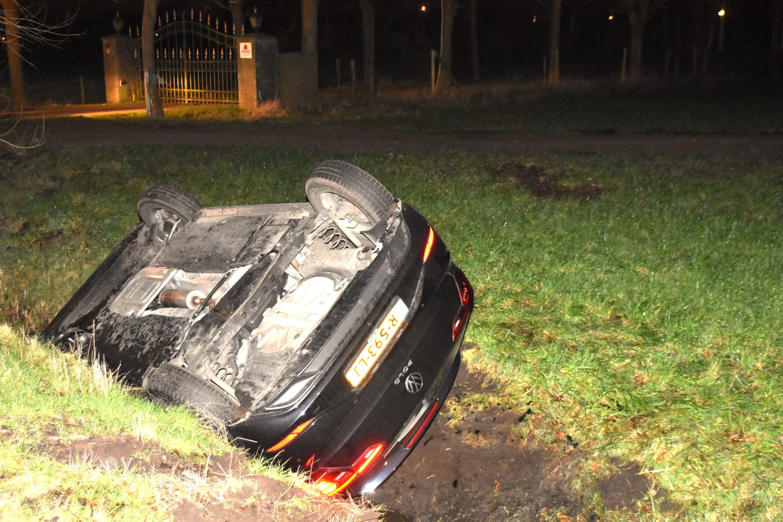 Auto rijdt sloot in, bestuurder niet aangetroffen