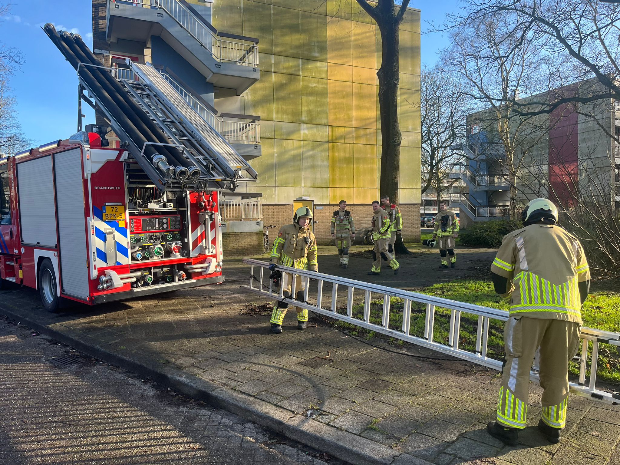 Brandweer helpt buitengesloten vrouw