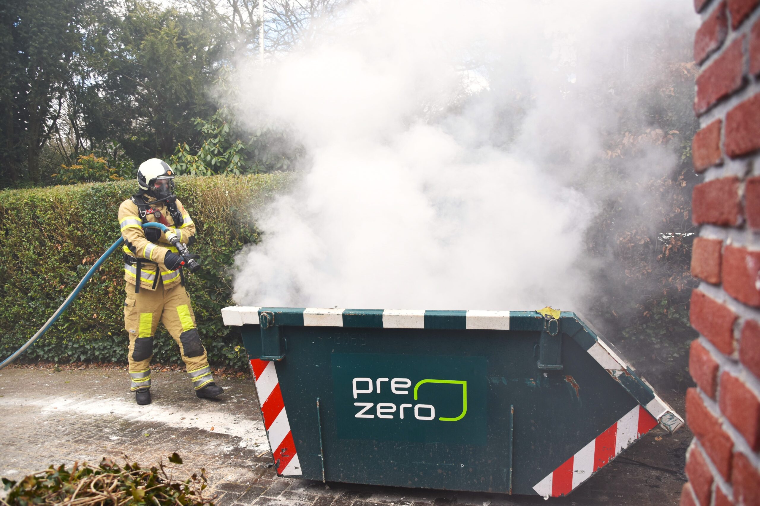 Containerbrand op oprit woning