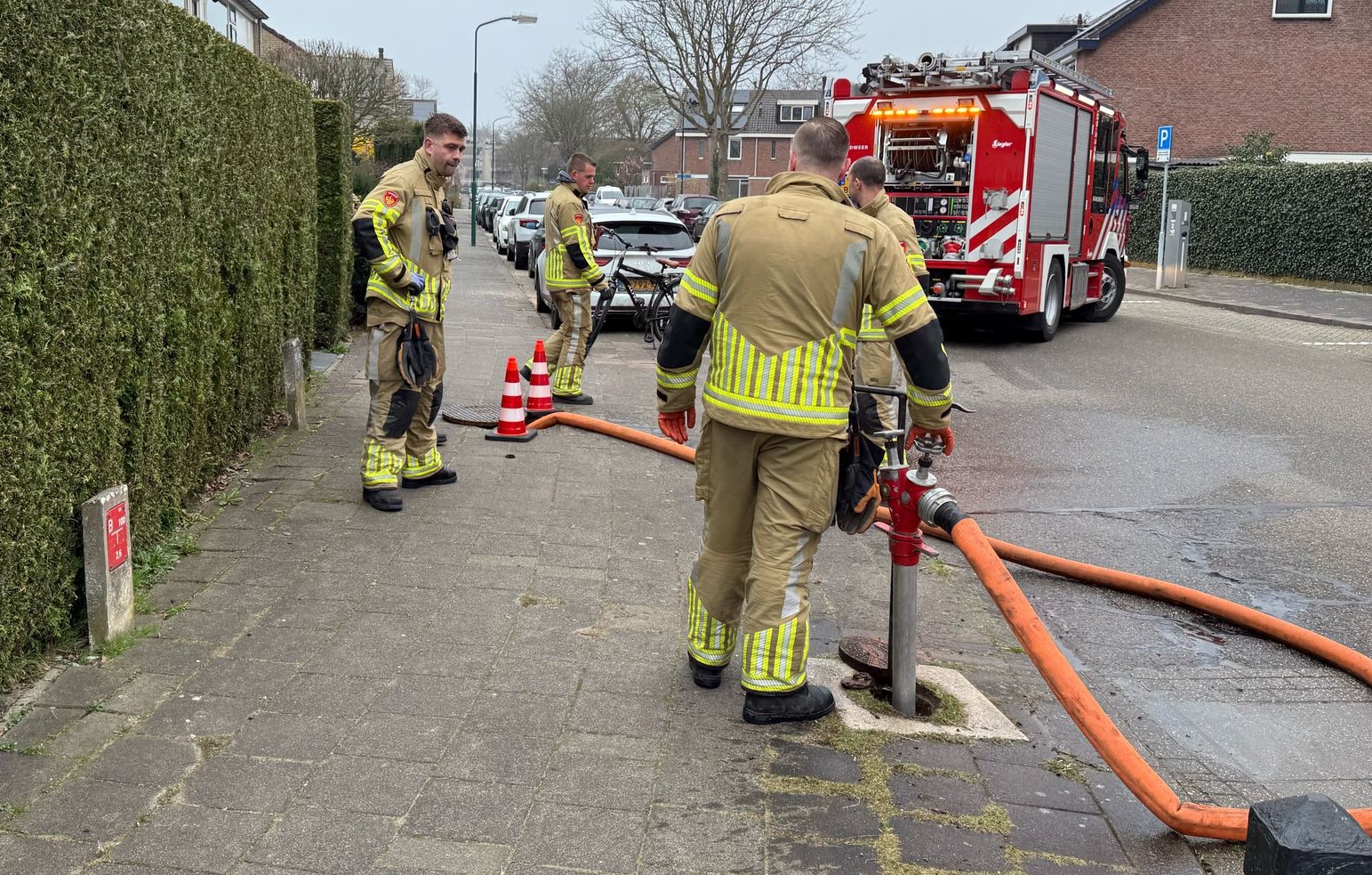 Brandweer spoelt stinkende riolering door