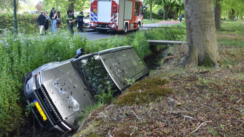 Dure auto kantelt in Soest sloot in