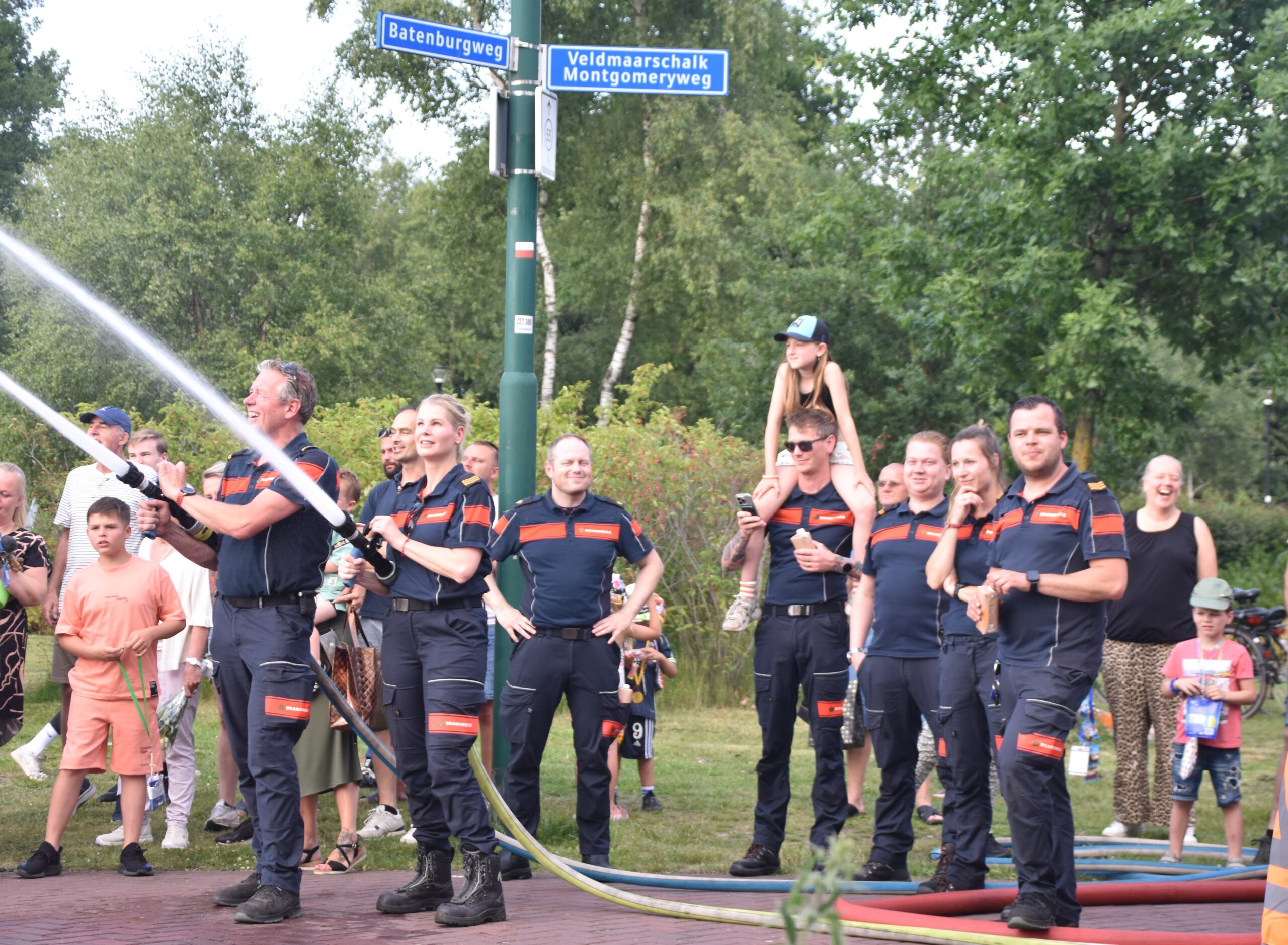 Brandweer koelt wandelaars….en zichzelf