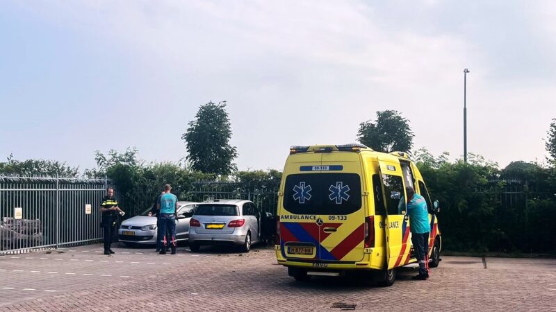 Bestuurder onwel; aanrijding op terrein brandweerkazerne