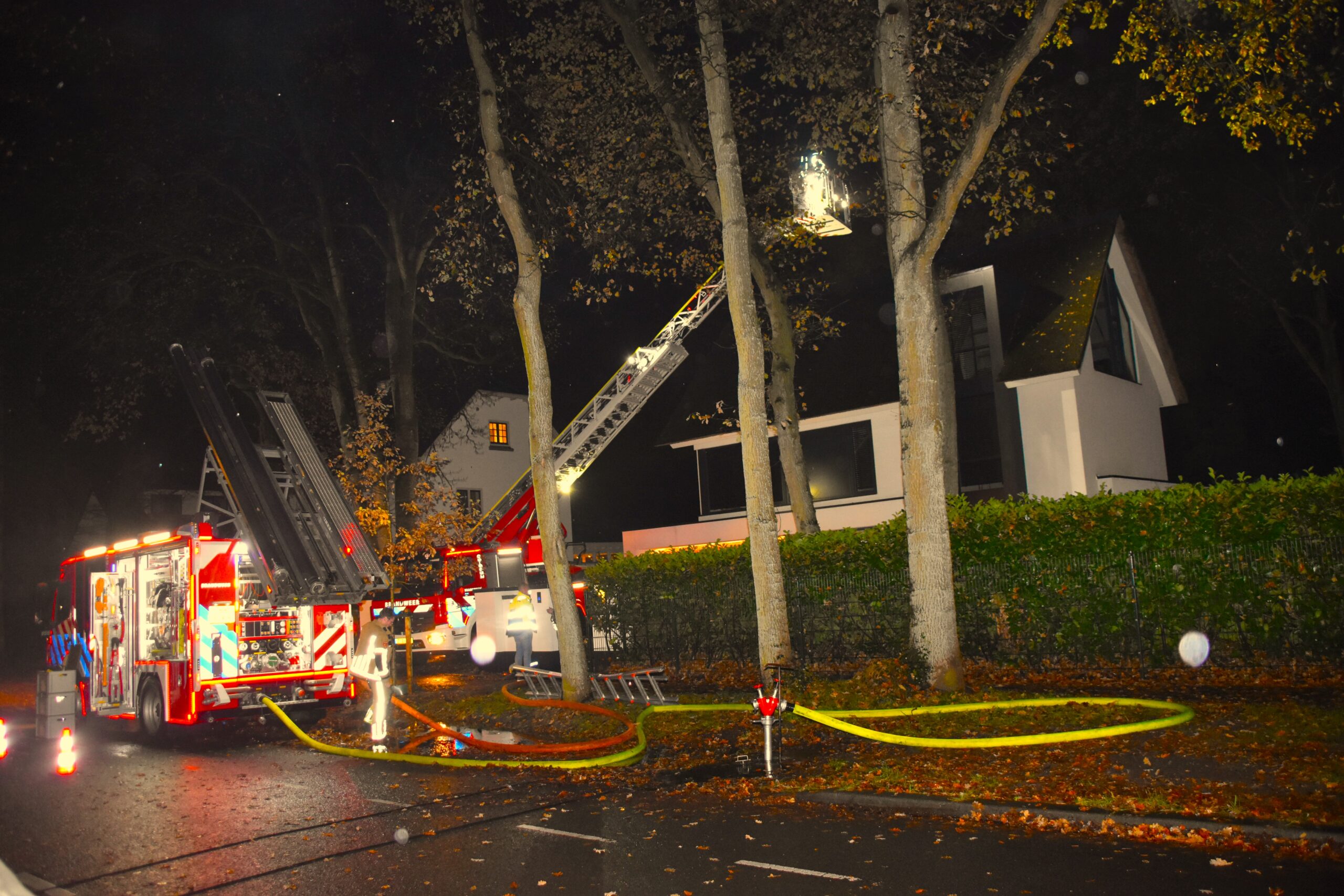 Brandweer voorkomt brand in rieten kap