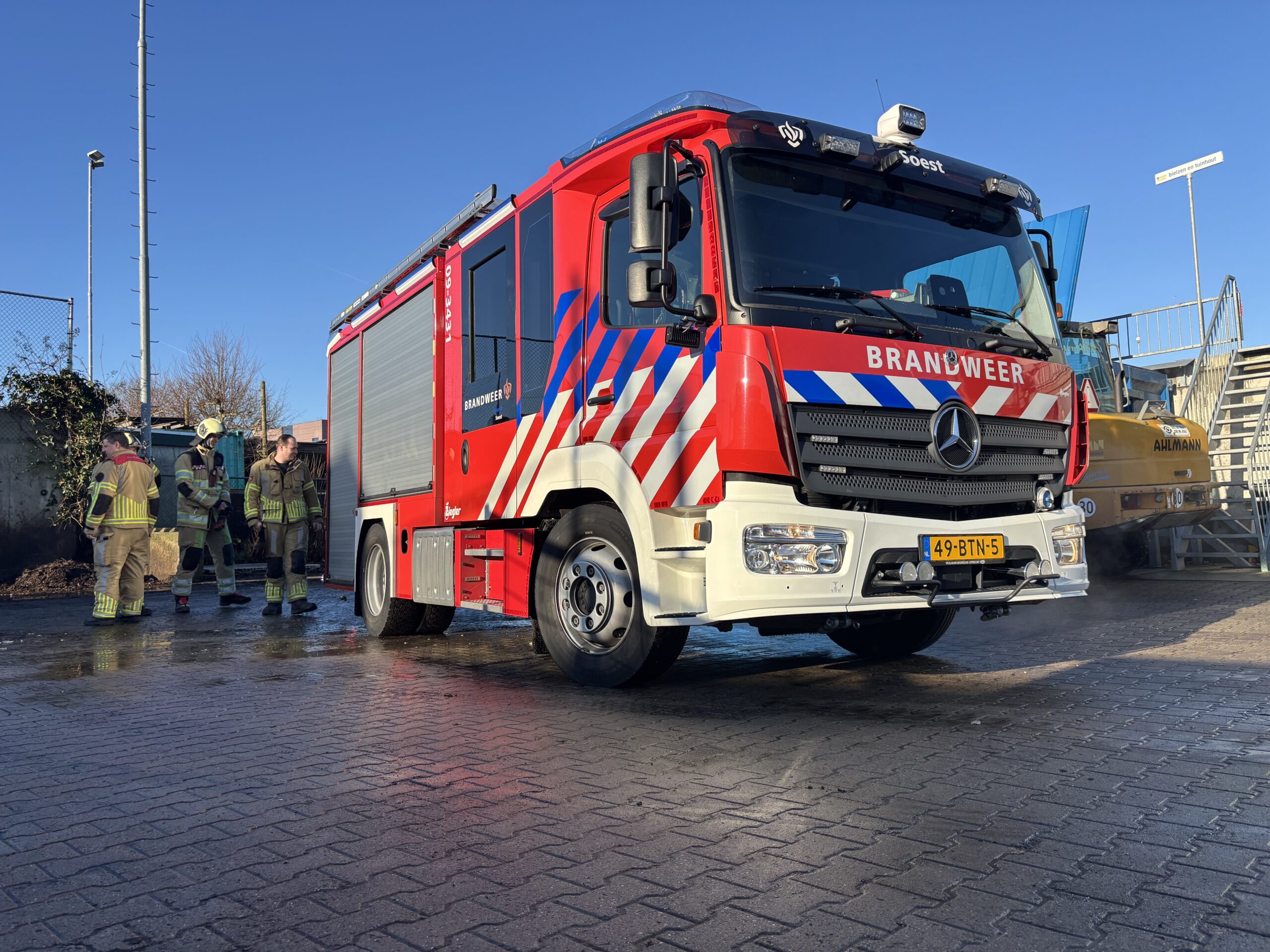 Brand in vuilnisauto: chauffeur rijdt naar brandweer