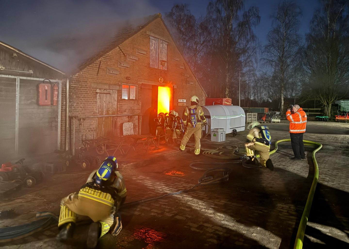 Brandweer oefent op boerderij Willemshoeve