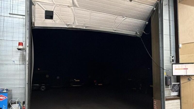 Brandweerauto rijdt weg: roldeur kazerne ontzet