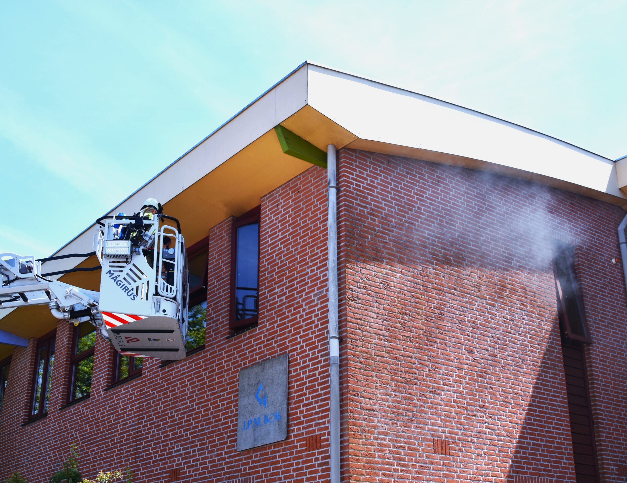 Brand in kantoorpand door kortsluiting