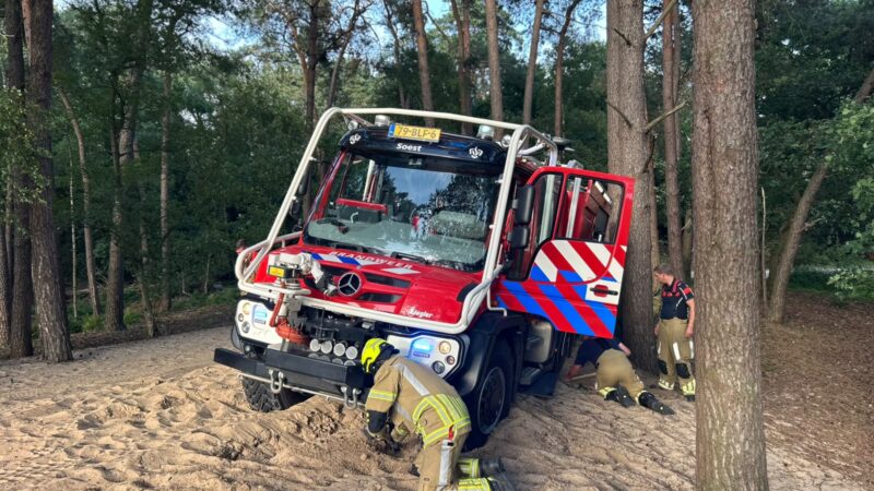 Twee bluswagens vast in mul duinzand