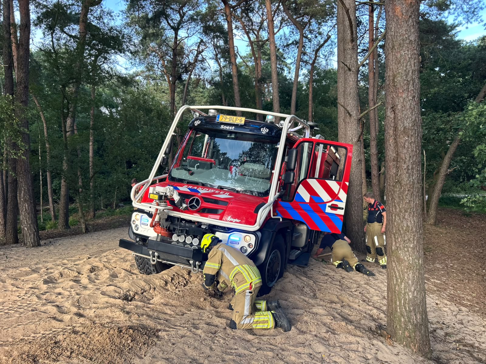 Twee bluswagens vast in mul duinzand