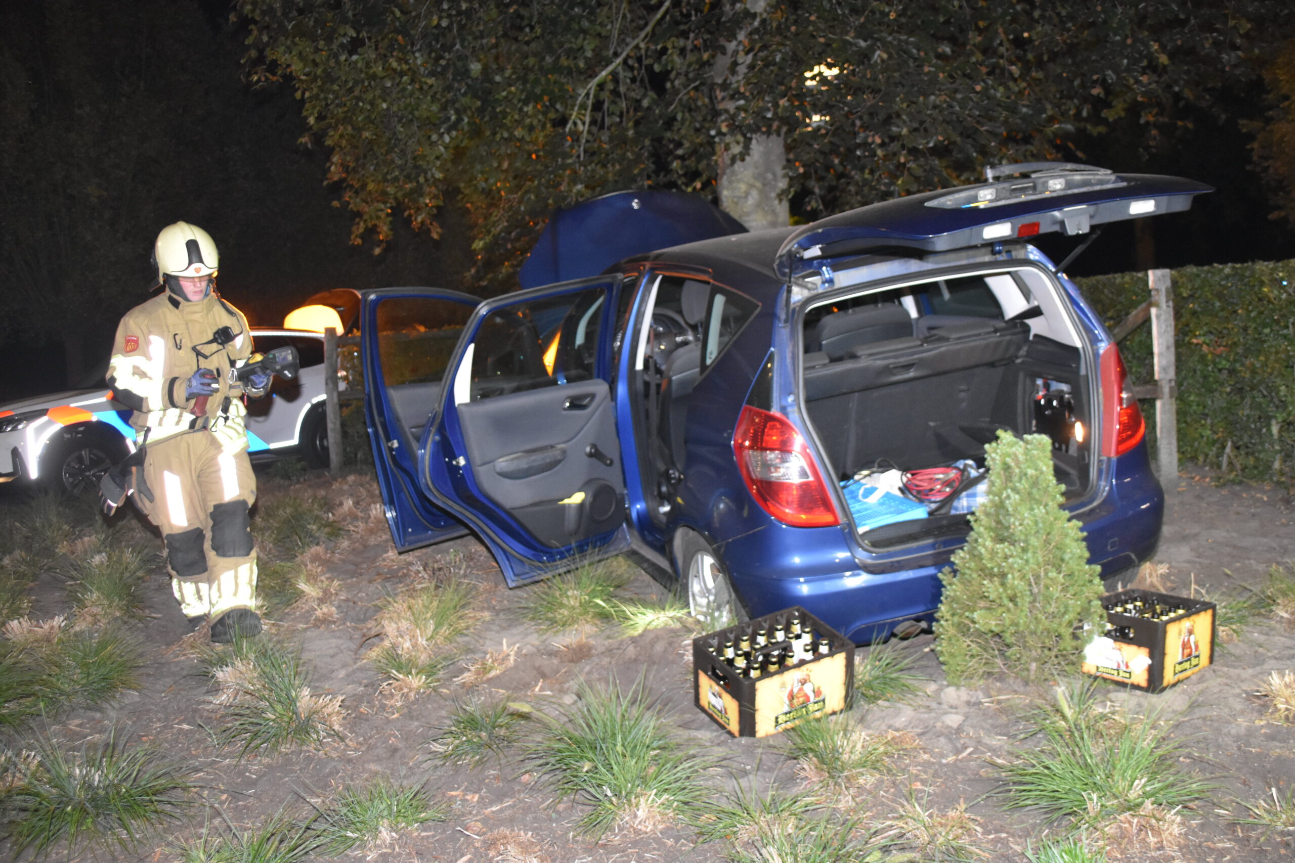 Auto botst op rotonde tegen boom