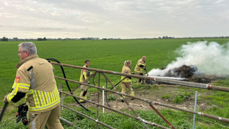 Hooibaal in brand in Eempolder