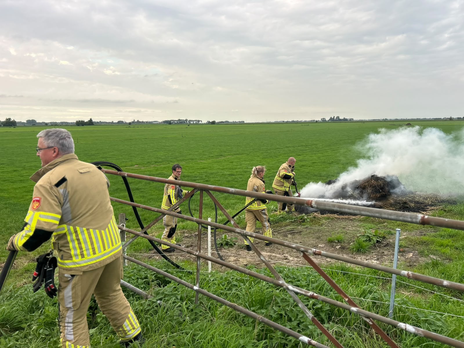 Hooibaal in brand in Eempolder