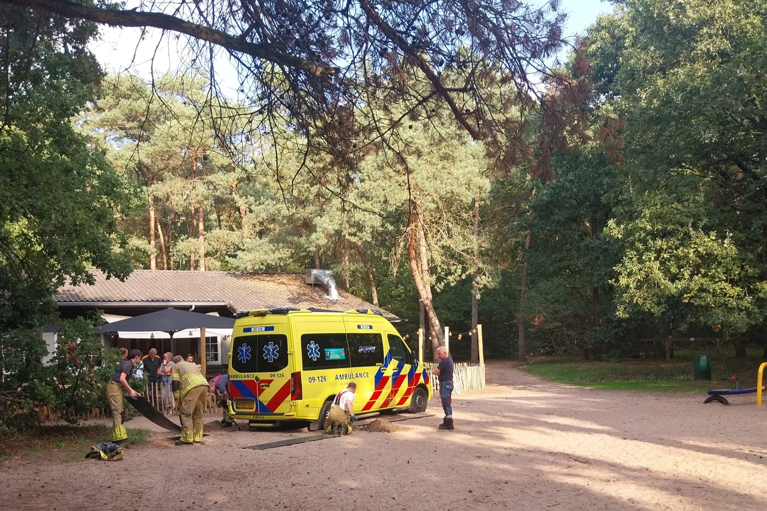 Brandweer trekt ambulance los uit duinen
