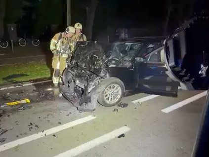 Twee zwaar gewonden bij frontale botsing